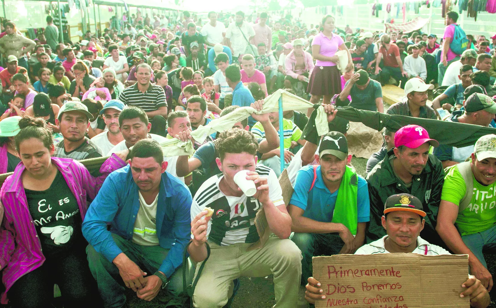 La caravana de hondureños sigue firme a Estados Unidos