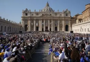 El mundo celebra canonización de Pablo y Romero