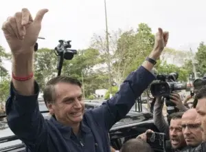 Bolsonaro asegura confiado que tiene “una mano en la banda presidencial»