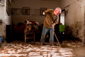 Un hombre limpia su casa después de la inundación en Sant Llorenc, la ciudad más afectada por los aguaceros. AP