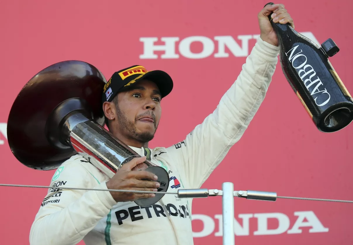 Hamilton gana GP de Japón, se acerca título