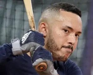 Puertorriqueño Carlos Correa sufre fuerte dolor en la espalda