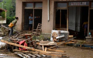  La gente trabaja dentro de una tienda de muebles dañada después de una inundación en Sant Llorenc. AP