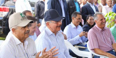 Danilo Medina apoya productores de castaña de masa de Yamasá