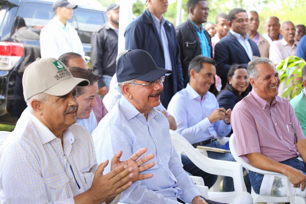 Danilo Medina apoya productores de castaña de masa de Yamasá
