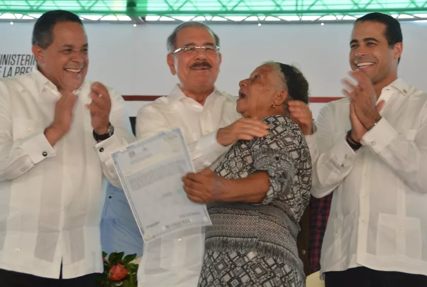 Presidente Danilo Medina entrega 1,620 títulos definitivos en Azua y San Juan