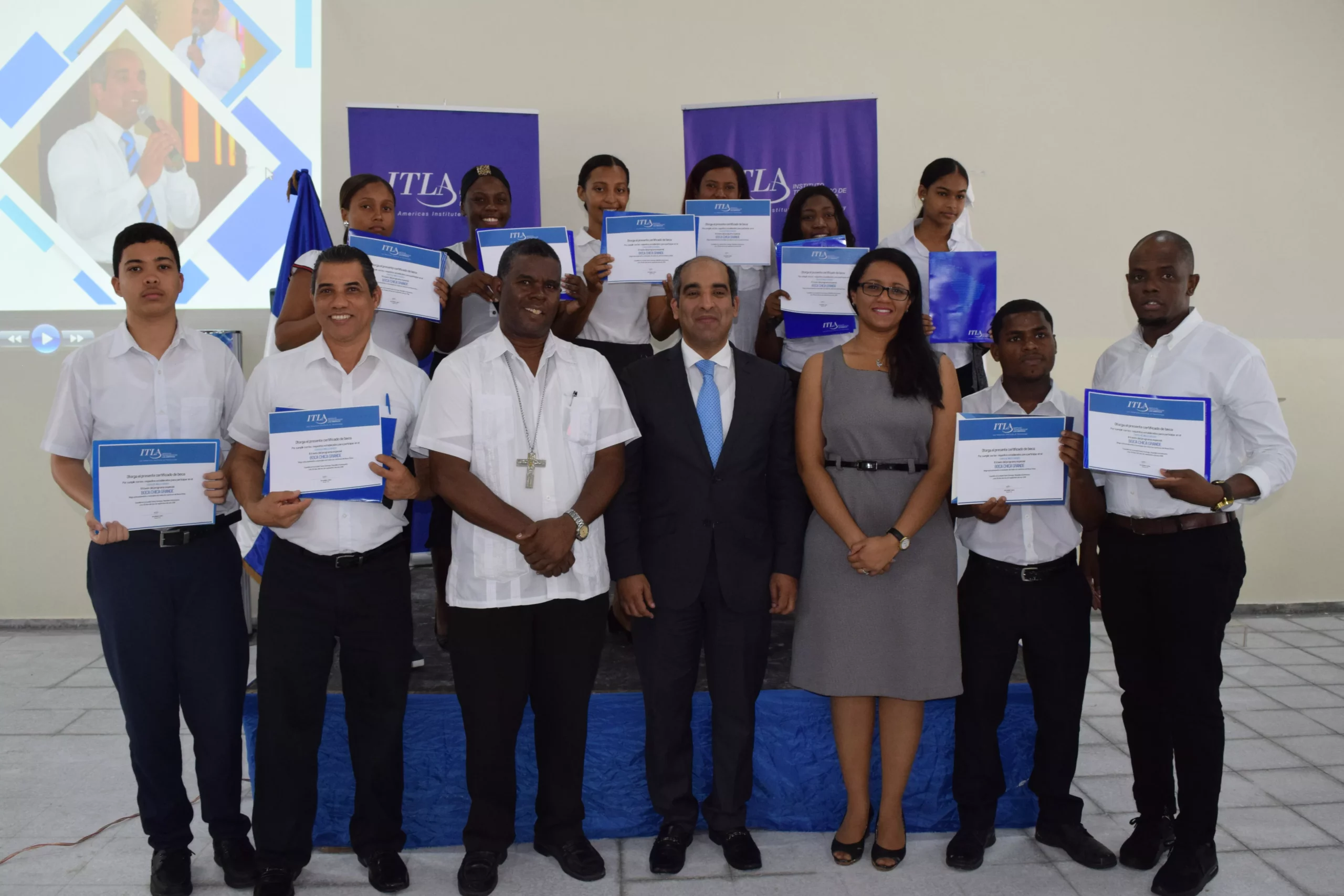 ITLA entrega 849 becas a munícipes de Boca Chica para estudiar inglés