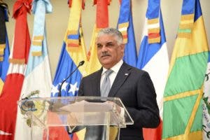 Canciller Miguel Vargas viaja a Kuwait y Londres