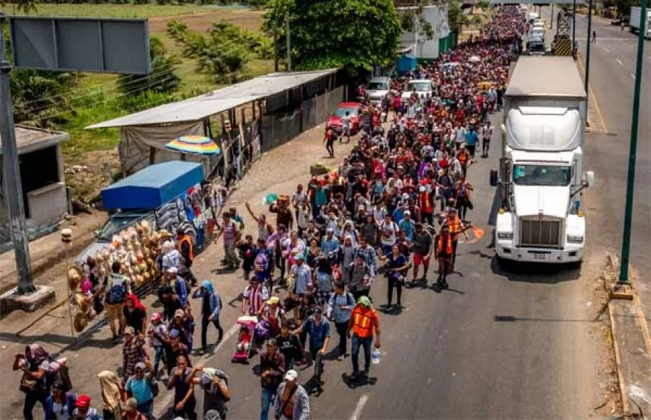 Caravana de inmigrantes hondureños avanza a EU