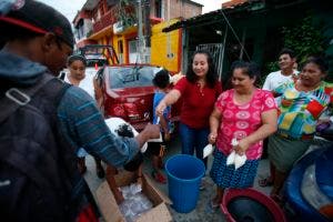 Enfermeras, médicos voluntarios ayudan caravana de migrantes