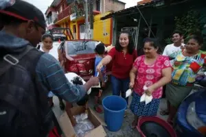 Enfermeras, médicos voluntarios ayudan caravana de migrantes