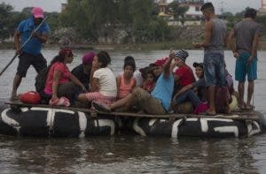 Centenares de migrantes hondureños cruzan río que separa Guatemala y México