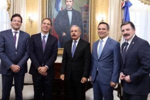 Claro invertirá más de 1,000 millones de dólares en los próximos tres años; CEO visita a Danilo Medina