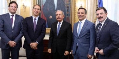 Claro invertirá más de 1,000 millones de dólares en los próximos tres años; CEO visita a Danilo Medina