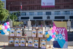 Activistas entregan miles de firmas a diputados a favor de la despenalización del aborto