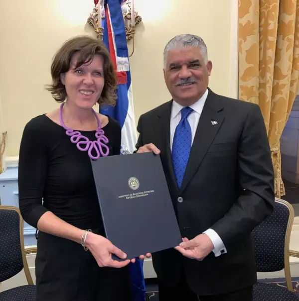 foto-canciller-vargas-y-joanna-crellin