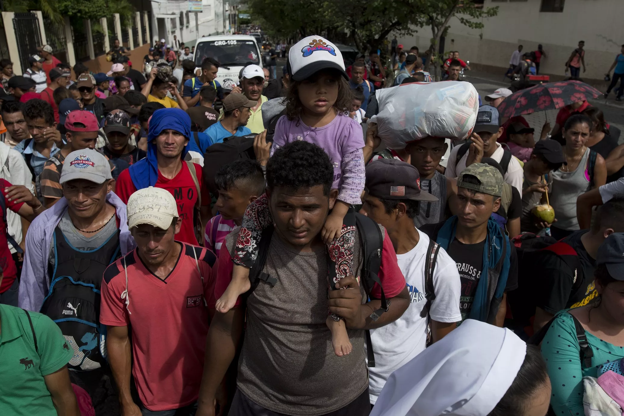 Migrantes siguen su marcha a pesar de amenazas de Trump