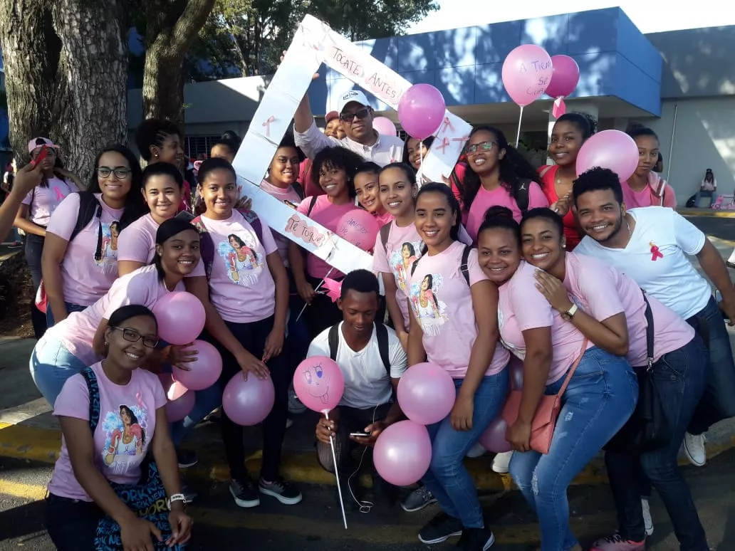 Cientos de personas marchan contra el cáncer de mama