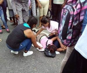 Estudiante es atropellada por un motorista en la entrada de politécnico de Sosúa