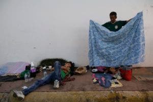 os migrantes presentan ya varios problemas de salud, sobre todo deshidratación, dolores musculares e infecciones en la piel.   (AP Photo/Moises Castillo)