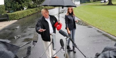 Trump no comparte su paraguas con Melania y le llueven críticas en Twitter
