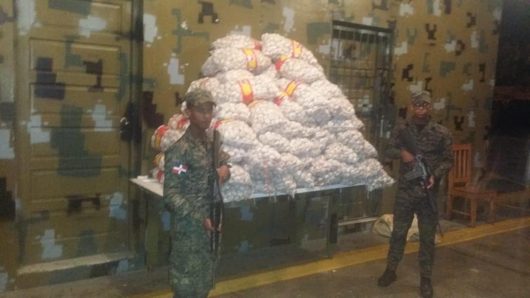 Ejército se incauta 2,970 libras de ajo y 300 cajas de ron en la frontera