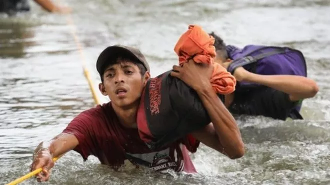 Caravana de migrantes: Rodolfo Robles, el puente que se convirtió en un 