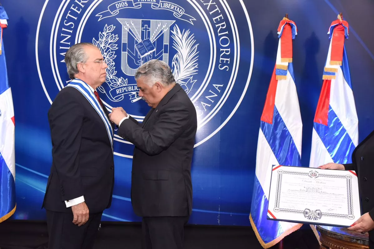 República Dominicana condecora al saliente embajador de Cuba