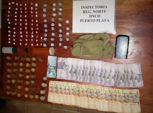 Incautan porciones de drogas, dinero en efectivo, celulares y motocicleta en operativos en Puerto Plata