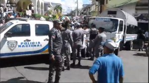 Fuerte contingente policial impide marcha llegue hasta el Palacio Nacional