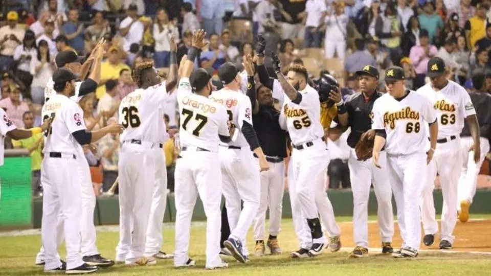 Águilas debutan con triunfo sobre Licey en inicio del clásico del béisbol dominicano