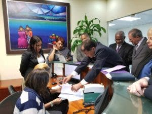 Miembros del PLD solicitan TSE ordenar al Comité Político adecuar estatutos a Ley de Partidos