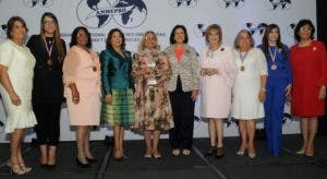 Embajadora Rosa Hernández  recibe reconocimiento de mujeres empresarias