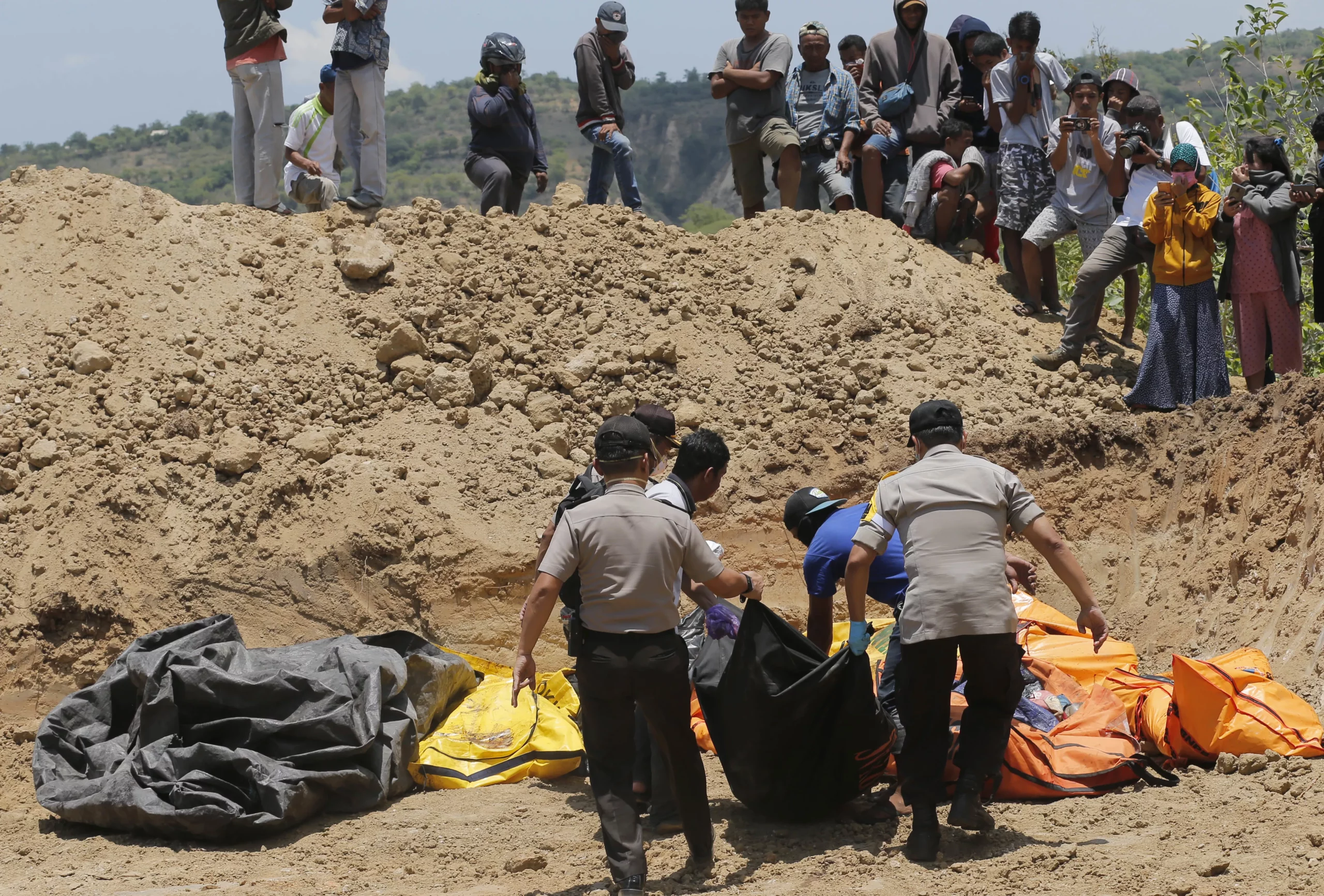 Murieron sepultados, unidos en un abrazo