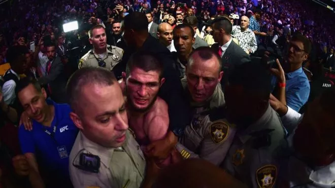 UFC 229: Triunfo de Khabib Nurmagomedov sobre Conor McGregor termina en caos y violencia dentro y fuera de la jaula octagonal