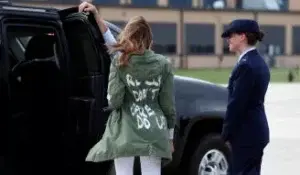 Melania quiso enviar un mensaje a prensa con la chaqueta que llevó en Texas