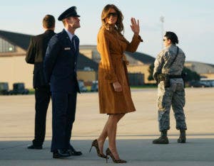 Melania Trump despega rumbo a África para su primera gira sin su marido