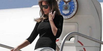 El avión en que vuela Melania Trump, obligado a aterrizar por humo en cabina