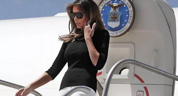 El avión en que vuela Melania Trump, obligado a aterrizar por humo en cabina