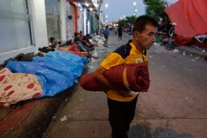 La caravana migrante descansa esta jornada y guarda luto por migrante muerto