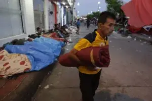 La caravana migrante descansa esta jornada y guarda luto por migrante muerto