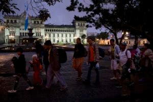 Caravana de hondureños se dirige a la frontera con México