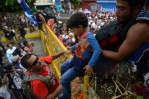 Miles de migrantes hondureños lograron cruzar la frontera entre Guatemala y México en su marcha hacia Estados Unidos. (AP Photo/Oliver de Roos)