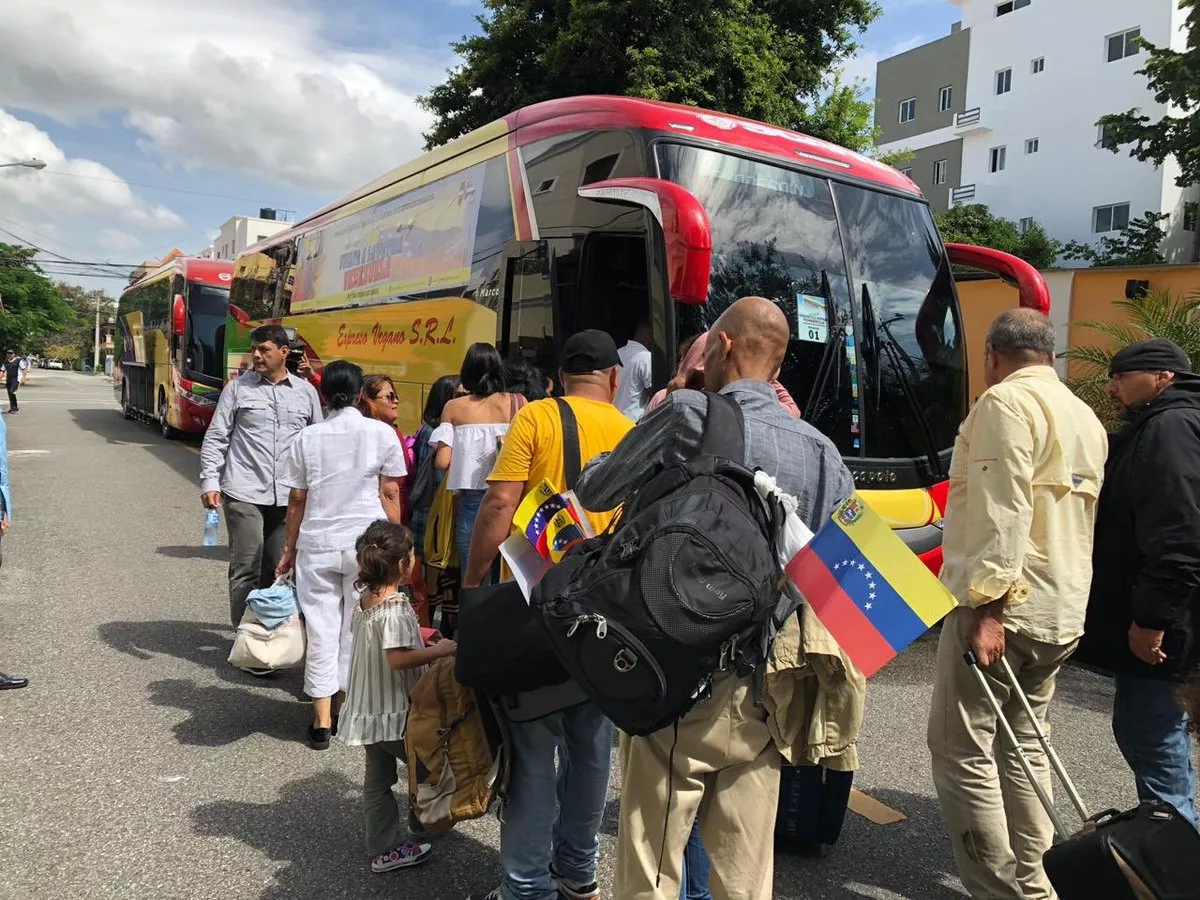 Vuelo fletado por Maduro retorna 90 venezolanos a su país desde República Dominicana