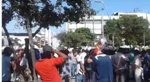 Choferes de Fenatrano y organizaciones sociales se concentran en el parque Enriquillo para marchar hacia el Palacio Nacional