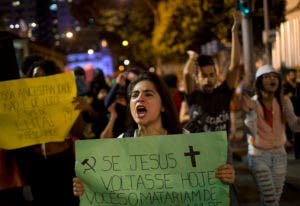 Brasileños protestan contra Bolsonaro y le exigen respetar la democracia