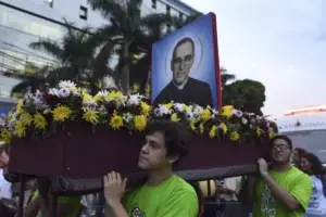 El papa Francisco proclama santo al arzobispo Romero, la voz de los pobres