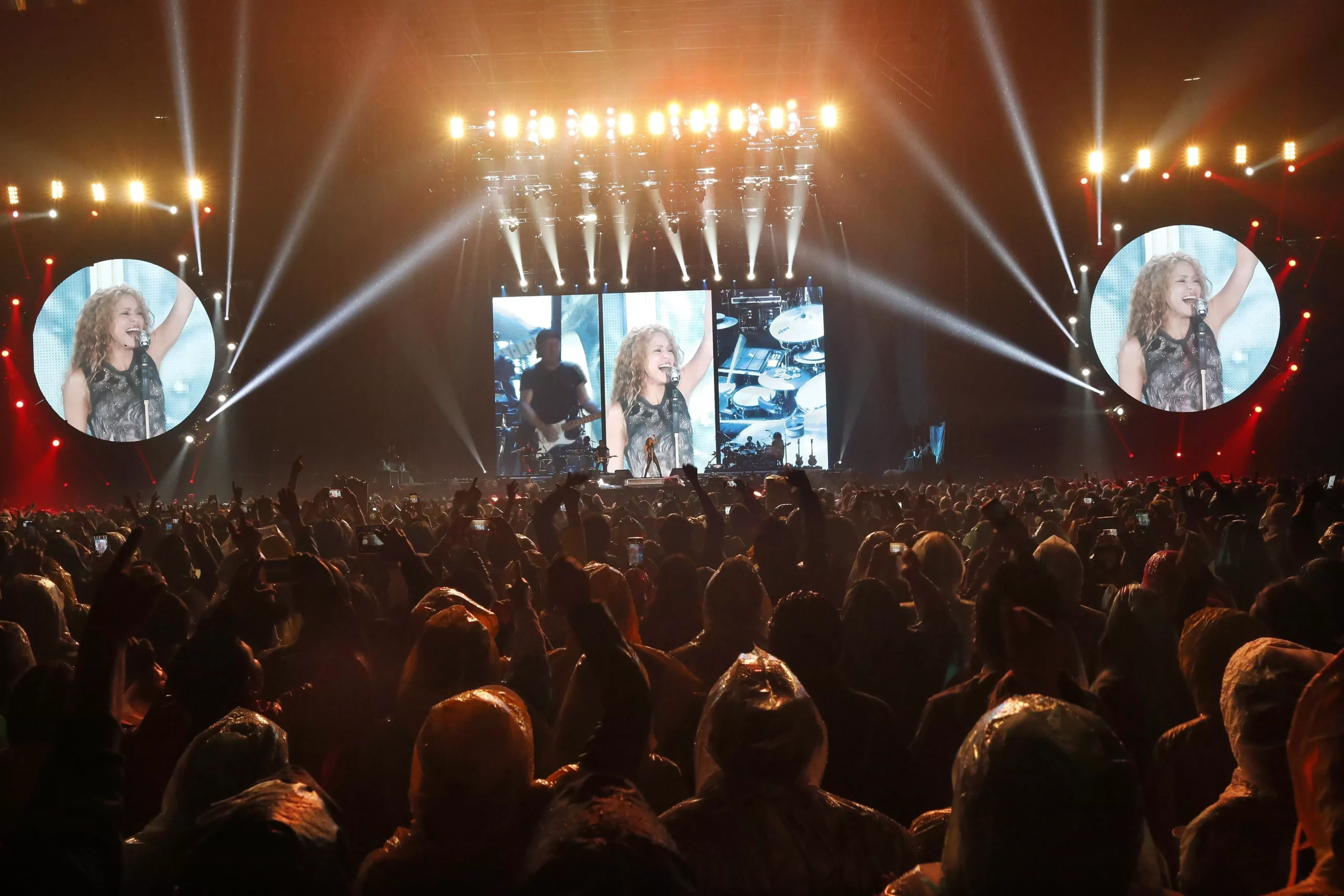 Fans resisten tormenta para ver a Shakira en México