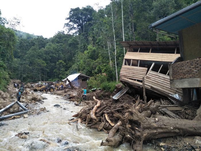 Inundaciones y deslaves en Indonesia dejan 27 muertos