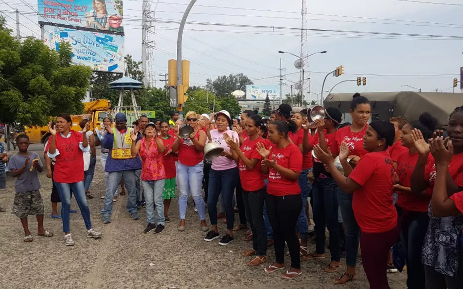 Esposas de choferes de Fenatrano protestan por alza en precios de los combustibles